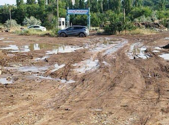В соцсетях рассказали, что администрация Камышина, возможно, «кайфует», глядя, как горожане вязнут по колено в глине по дороге на пляж Гремячий