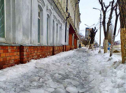 Власти Камышина показали, как должен быть вычищен тротуар в распутицу у здания администрации, и как - в других местах