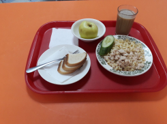 В Урюпинске директор школы додумалась не выдавать аттестат выпускнику, потому что он задолжал за обеды во время учебы