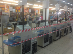 В гипермаркете Камышина в тестовом режиме заработал кассовый сектор, где покупатели смогут рассчитываться за покупки без кассиров