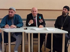 В Камышине молодые люди послушали спикеров и сыграли в толерантность, хотя реальная жизнь куда сложнее, чем игра