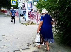 Неужели нельзя поправить выбитую плитку на улице Пролетарской, ведь люди ноги бьют? - камышанка