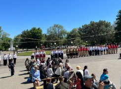 В Камышине в городском парке маршировали и пели строевые песни участники конкурса