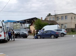 В Камышине на оживленной  улице тушили автомобиль (ВИДЕО)