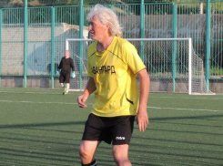 Камышане поздравляют с 60-летием легенду камышинского футбола, нападающего звездного состава «Текстильщика» Сергея Наталушко (ВИДЕО)