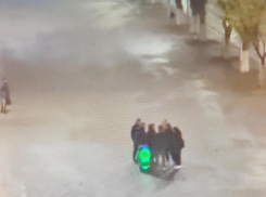 Камышан взбесила молодежная тусовка на улице Ленина с грохотом музыки через усилители в час ночи (ВИДЕО)