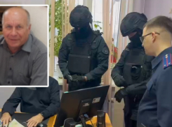 В наручниках из администрации вывели главу отдела ЖКХ в Волгограде 