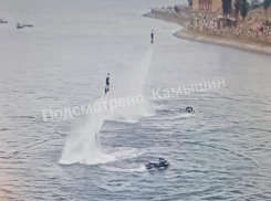 Камышане признались, что у них захватывало дух от шоу флайбордистов с красно-зеленым дымом на Камышинке (ВИДЕО)