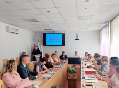 Камышинская городская дума провела очередное заседание, о котором вся конкретная информация, кроме портретов депутатов,  оказалась для горожан закрытой