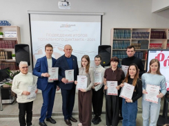 В Камышине спикер гордумы Владимир Пономарев опять в кадре как отличник по диктанту - это достижение оказалось семейным