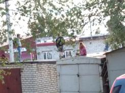 В Камышине в соцсетях обсуждают фото школьников, которые «прыгают с крыш гаражей под машины»