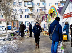 В Камышине стихийный рынок у бывшей «Победы» вмерз в землю, но не ушел, - камышанка