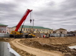 В Камышине у гигантского котлована на месте строительства новой поликлиники на улице Советской появилась тяжелая техника