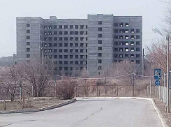 В Камышине выкупивший заброшенный больничный комплекс собственник побоялся его взрывать - решил разбирать