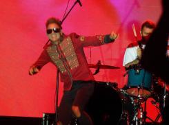 Митя Фомин покорил набережную Камышина и вместе с нею неожиданно вслед за поп-хитами спел «Катюшу»