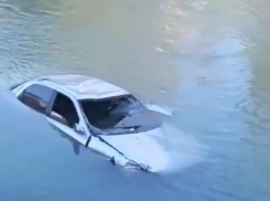 Из озера Денежное подняли Land Rover с трупом