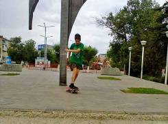 В Камышине юные скейтеры катаются на площадке памятной стелы, потому что другого подходящего места нет