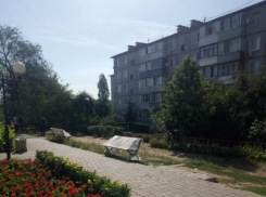 Администрация Камышина решила поменять скамейки на Каштановой аллее и подновить «сверток» тротуара