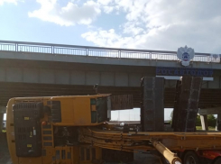 Как эвакуатор с волгоградским экскаватором разрушил мост в Саратовской области (ВИДЕО)