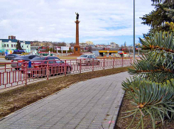 У памятника Солунскому в Камышине двое пацанов били третьего, а все проезжали мимо