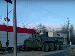 Камышане сняли на видео, как над жителями Петрова Вала и бэтээрами раскачиваются столбы, едва не падая на людей и машины (ВИДЕО)