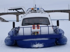 Высокопоставленная делегация из администрации Камышина приехала по льду на новенькой амфибии инструктировать рыбаков