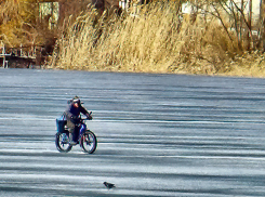 Чиновники пишут взволнованные воззвания про тонкий лед, а камышане ездят по Камышинке на мопедах