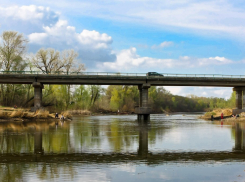 Пенсионер потерял равновесие на мосту, упал в речку и погиб по дороге на дачу