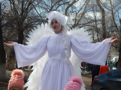 Интрига Масленицы в Камышине: что олицетворяла «белая девушка» на ходулях?