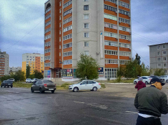 В Камышине утром в понедельник, 18 октября, в 5-м микрорайоне вспыхнул автомобиль