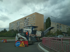 В Камышине начали снимать старый асфальт с улицы Ленина