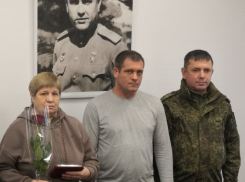 В Камышине ордена передали родным погибших капитана, рядовых и ефрейтора, медаль -  близким гвардии рядового 