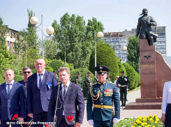 Интересно, а кто стоял на параде в день рождения Маресьева рядом с первыми руководителями Камышина? - камышанин