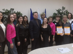 В Камышине Станислав Зинченко провел встречу и фотосессию с девушками-волонтерами