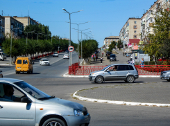 Власти Камышина ищут семью доброй девочке -подростку