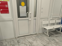 Вошла на скользкие полы в поликлинике №2 в Камышине и упала с 3-месячным ребенком на руках, - камышанка