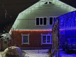 Камышане выкладывают в соцсетях ракурсы с искусно украшенными к Новому году домами