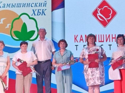 Спикер Камышинской городской думы Владимир Пономарев сфотографировался с текстильщиками на особенном празднике