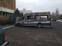 Пресс-служба ГУ МЧС по нашему региону сообщила, что в Камышине речь идет о поджоге микроавтобуса перевозчика