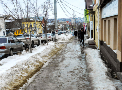 Ручьи по льду: на тротуарах по улице Пролетарской в Камышине передвигаться невозможно