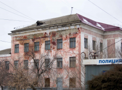 «На меня с промокшего здания упал кусок штукатурки, обратите внимание!» - камышанка