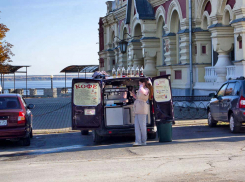 Гуляющим по набережной камышанам власти города обещали кафе, но пока дело дошло только до автокафе