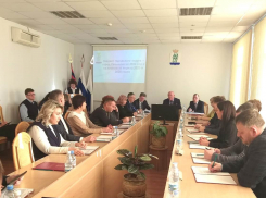 Депутаты Камышинской городской думы, не обремененные присутствием независимых журналистов, принимают бюджет будущего года