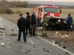 На видео попали страшные последствия аварии с двумя погибшими в Волгоградской области (ВИДЕО)