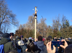 В Камышине столб на Масленицу сегодня, 22 февраля, первым покорил курсант из Донецкого военного училища, ему вручили приз - телевизор