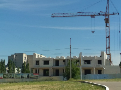 В Камышине летом 2022-го можно наблюдать такое редкое явление, как действующий башенный кран на стройплощадке многоквартирного жилого дома