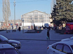 В Камышине здание бывшего кинотеатра «Победа» накрыли «саркофагом» от снега