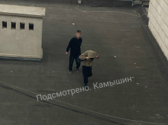 В Камышине в соцсетях опубликовали жутковатые ракурсы детей на крыше загса на улице Ленина