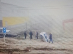 В Камышине, в 5-м микрорайоне автомобиль «ухнул» в песчаный котлован без водителя (ВИДЕО)