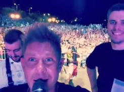 На странице поп-исполнителя Мити Фомина в Инстаграм  появился ролик о концерте в Камышине